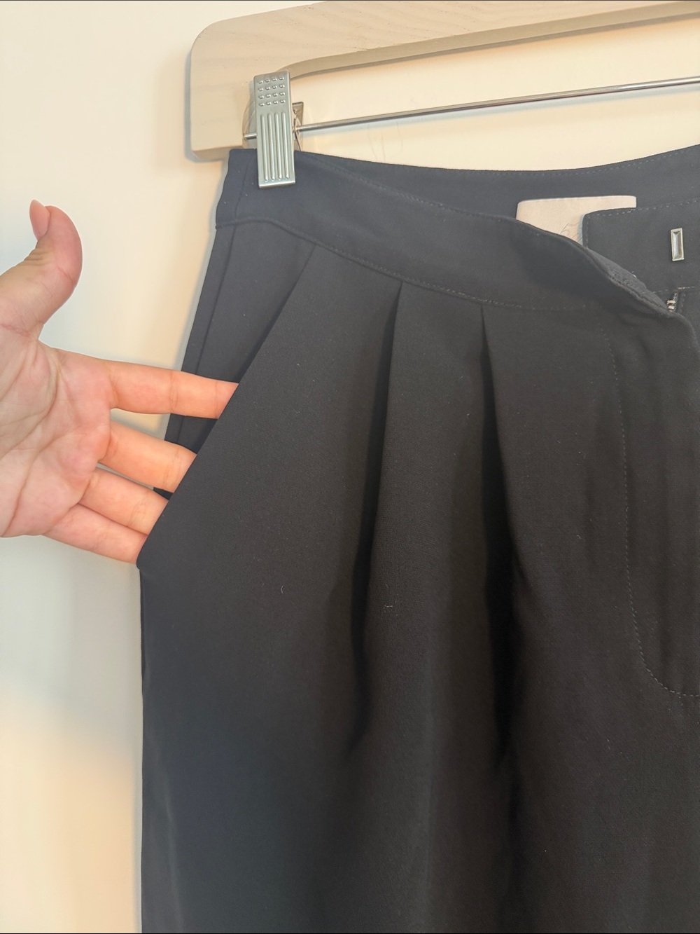 Cinq a Sept Black Pleated tapered Leg Pant size 4 - Picture 5 of 8